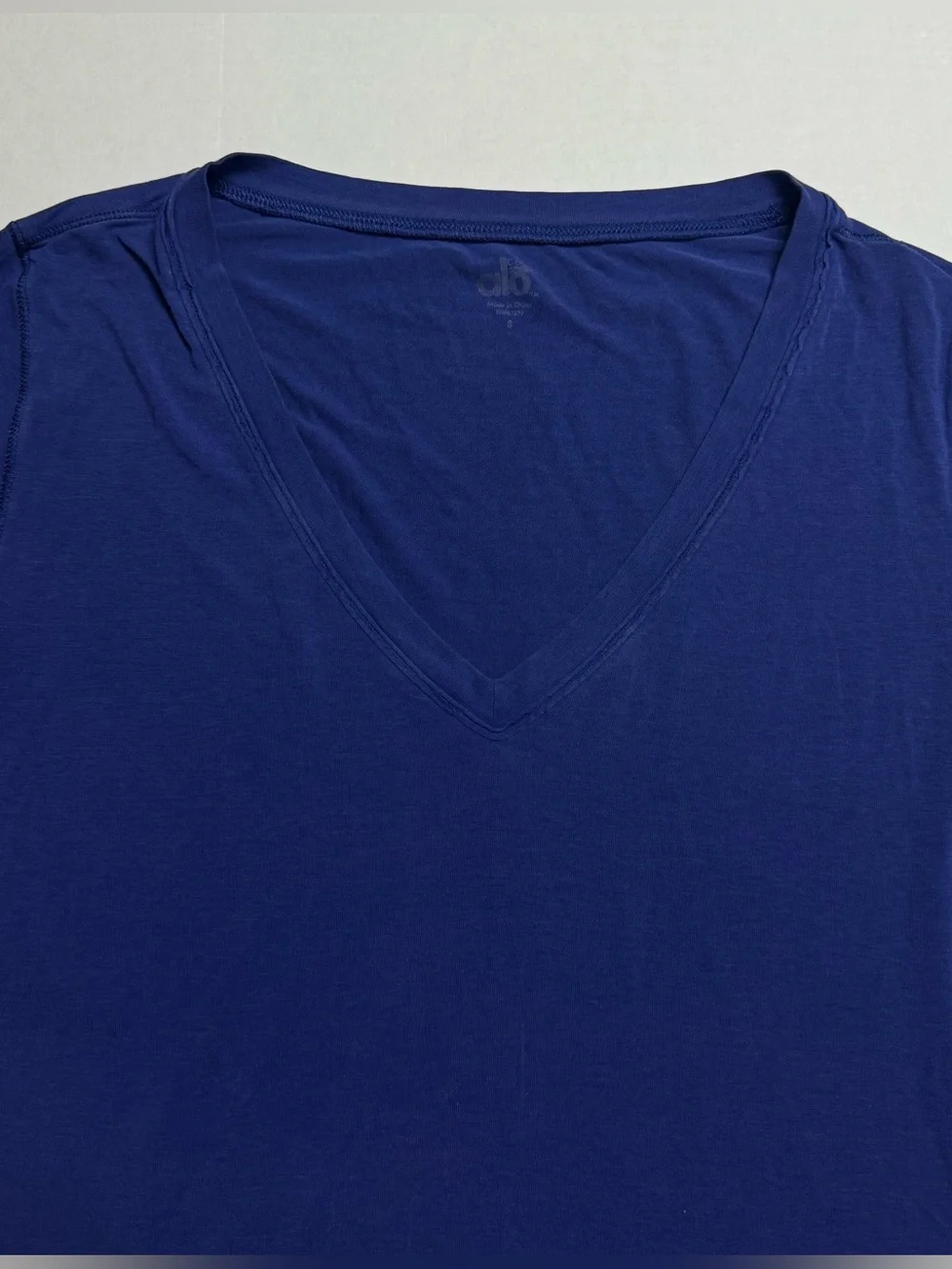 alo Yoga CoolFit Long Sleeve V-Neck Performance Workout, Casual Tee Size: S